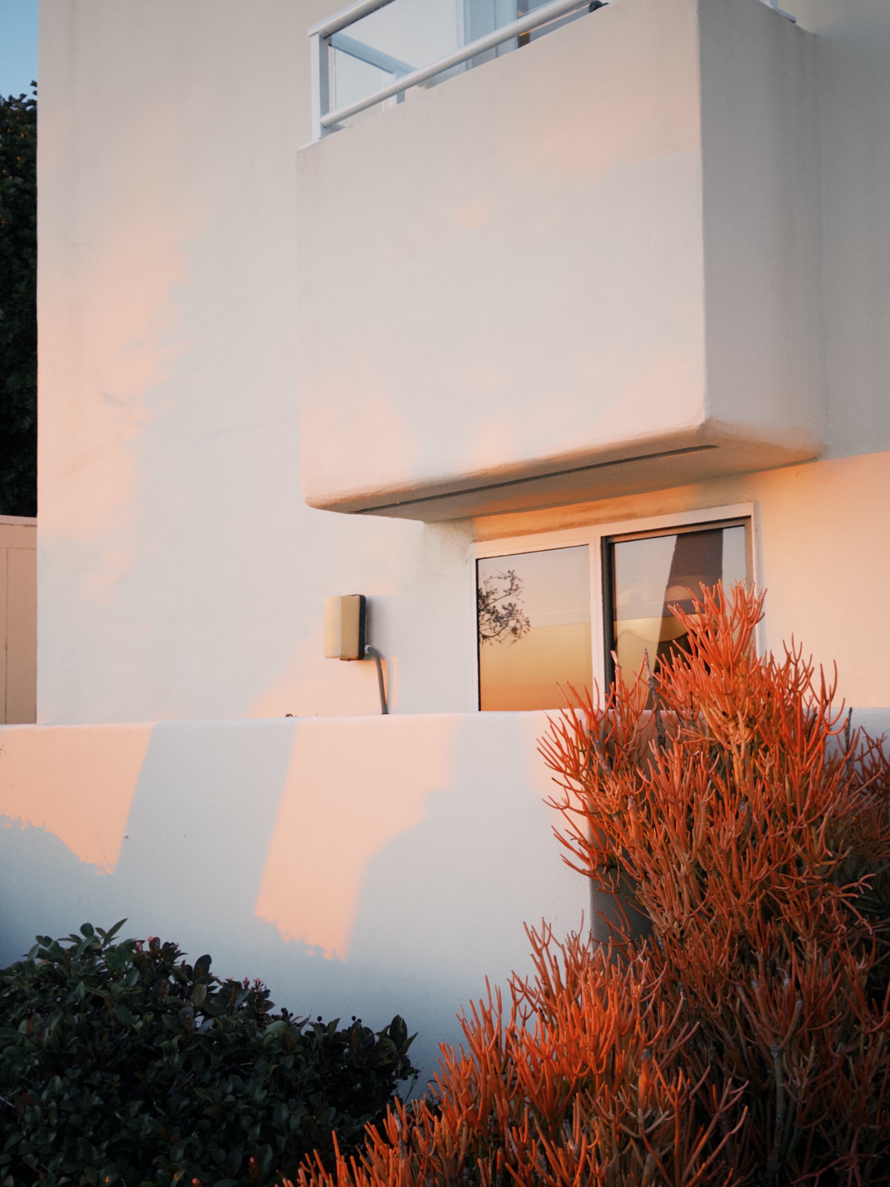 Sneak peek outside of a parking lot in Laguna Beach